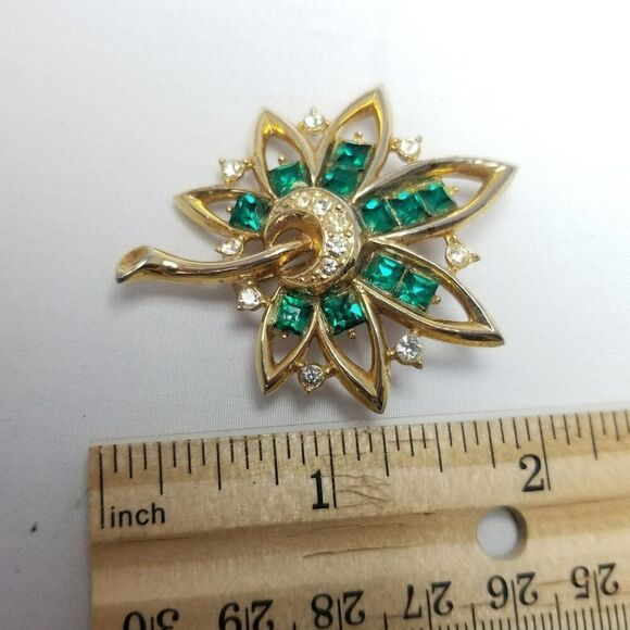 Vintage Green Rhinestone Leaf Shape Brooch, Gold Tone Setting, Estate - Picture 4 of 6